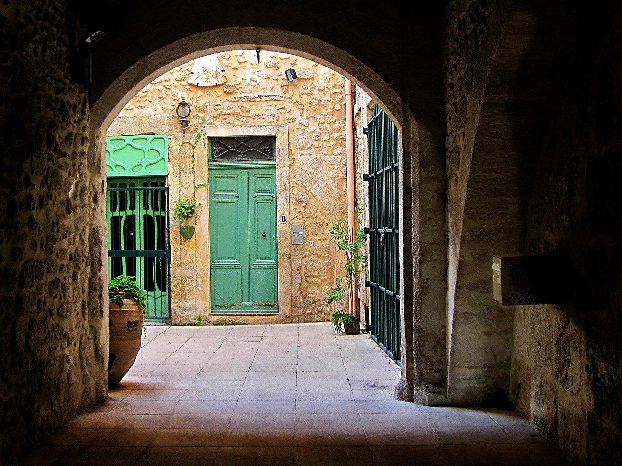 door-2306378_1280.jpg